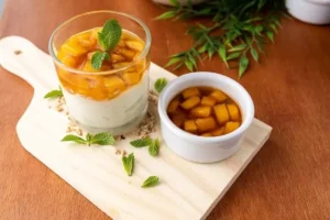 Receita de Panna cotta de coco com calda de manga e gengibre