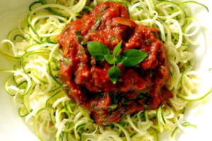 Receita de Espaguete de Abobrinha com Molho de Tomate Fresco