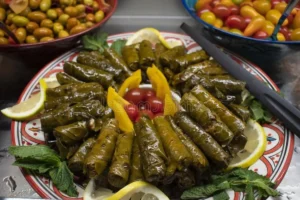 Receita de Rolinhos de folha de uva recheados com quinoa e legumes