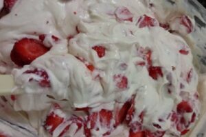 Creme Suiço com Morango Uma Sobremesa Sofisticada e Deliciosa