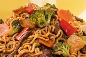 Receita de Yakisoba Japonês O Macarrão que Vai te Deixar Lambendo os Beiços!